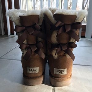 SIZE 9 BAILEY BOW UGGS